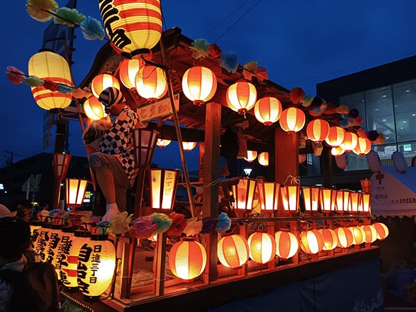 夜の山車と提灯